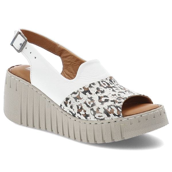 Sandały damskie Artiker, na koturnie ze skóry naturalnej z wzorkami ze sprzączką lekkie, białe, 56C0958. Białe sandały ARTIKER, bez wzorów, ze skóry, bez obcasa, na koturnie, bez zapięcia. Za 233,90 zł.