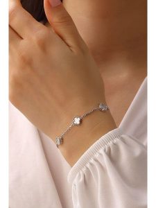 Miu Silver Srebrna bransoletka z masą perłową rozmiar: onesize. Białe bransoletki Miu Silver, z perłą, srebrne. Za 182,29 zł.