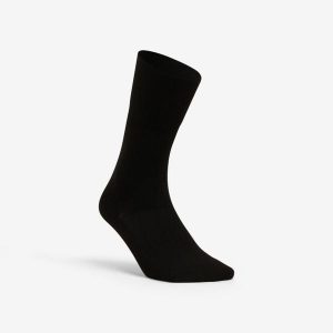 Skarpety siatkarskie Allsix VSK500 mid czarne. Czarne skarpetki ALLSIX, bez wzorów, z elastanu. Za 34,99 zł.