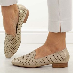 Złote skórzane półbuty damskie M.Daszyński Ol50-2. Żółte półbuty M.Daszyński, na lato, w ażurowe wzory, ze skóry, z okrągłym noskiem, bez obcasa, na płaskiej podeszwie, bez zapięcia. W wyprzedaży za 197,10 zł.