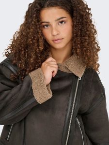 ONLY Kurtka "LIFE BOND OVERSIZJACKET" w kolorze brązowym ze skóry syntetycznej rozmiar: XS. Brązowe kurtki ONLY, xs, bez wzorów, ze skóry, bez kaptura. Za 217,99 zł.