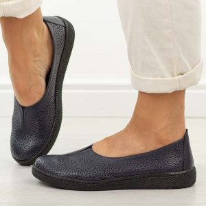 Granatowe skórzane Polskie półbuty damskie Gregors 1189. Niebieskie półbuty Gregors, na jesień, bez wzorów, z jeansu, z okrągłym noskiem, bez obcasa, na płaskiej podeszwie, bez zapięcia. Za 379,00 zł.