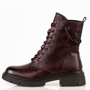 Bordowe trapery damskie M.Daszyński 2508-4. Czerwone botki M.Daszyński, na jesień, z aplikacjami, ze skóry, z okrągłym noskiem, bez obcasa, bez zapięcia. Za 199,00 zł.