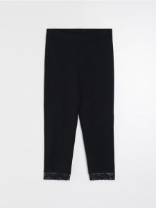 Legginsy capri z koronką - czarny. Czarne legginsy Sinsay, bez wzorów, z koronki. Za 19,99 zł.