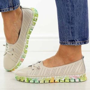 Beżowe ażurowe skórzane półbuty damskie S.Barski 5970. Brązowe półbuty S.BARSKI, na jesień, w ażurowe wzory, z jeansu, z okrągłym noskiem, bez obcasa, na płaskiej podeszwie, bez zapięcia. Za 219,00 zł.