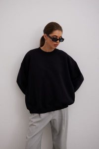Bluza typu oversize z HAFTEM w kolorze TOTALLY BLACK - GEMINI. Czarne bluzy Marsala, m, bez wzorów, z bawełny, bez kaptura. Za 349,90 zł.