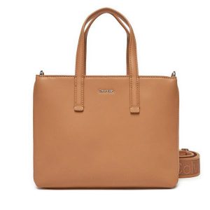 Torebka Calvin Klein. Brązowe torebki klasyczne Calvin Klein, bez wzorów, bez dodatków. Za 299,99 zł.