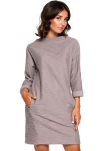 Ciepła dzianinowa sukienka z kieszeniami sportowy styl szara bawełna. Szare sukienki Sukienki.shop, do pracy, l, bez wzorów, z bawełny, biznesowe, bez kołnierzyka, bez ramiączek, sportowe. Za 199,00 zł.