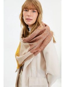 Trendyol Szal w kolorze żółto-jasnobrązowym rozmiar: onesize. Brązowe szaliki Trendyol, bez wzorów, z materiału. Za 57,06 zł.