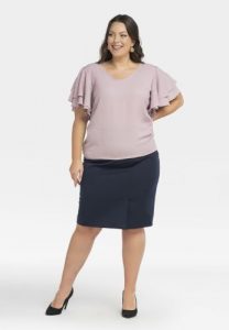 Bluzka z falbankami elegancka dekolt woda na plecach KLOE puder róż. Czerwone bluzki KARKO, plus size, bez wzorów, z jeansu, biznesowe, bez kołnierzyka, plus size, bez ramiączek. Za 89,50 zł.