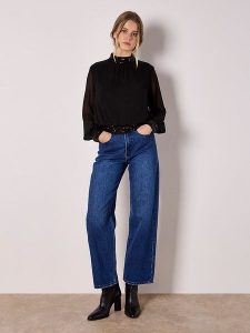 Apricot Bluzka w kolorze czarnym rozmiar: XS. Czarne bluzki Apricot, xs, bez wzorów, bez kołnierzyka, bez ramiączek. Za 70,24 zł.