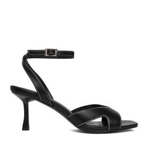 Sandały JENNY. Czarne sandały Jenny, bez wzorów, bez obcasa, na szpilce, bez zapięcia. Za 129,99 zł.