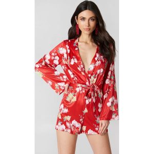 Hannalicious x NA-KD Satynowy kombinezon z dekoltem V - Red,Multicolor. Kombinezony marki Hannalicious x NA-KD. W wyprzedaży za 48,58 zł.