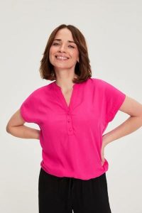 Koszula z wiskozy fuksjowa. Koszule MOODO, bez wzorów, z wiskozy, bez kołnierzyka, bez ramiączek. Za 79,99 zł.