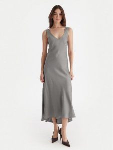 ViCOLO Sukienka koktajlowa TF0247 Szary Regular Fit. Szare kombinezony ViCOLO, m, bez wzorów, z wiskozy, wizytowe, bez kołnierzyka, bez ramiączek. Za 399,99 zł.