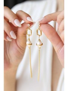 Pierres delicates Kolczyki w kolorze białym z perłami rozmiar: onesize. Białe kolczyki Pierres delicates, z cyrkonią, z mosiądzu. Za 91,77 zł.