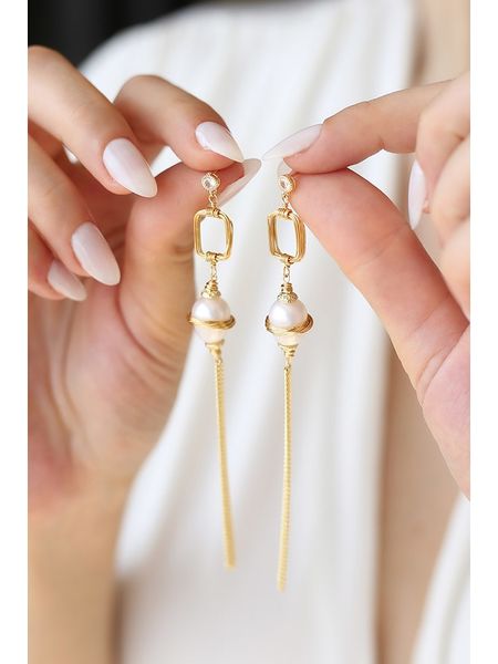 Pierres delicates Kolczyki w kolorze białym z perłami rozmiar: onesize. Białe kolczyki Pierres delicates, z cyrkonią, z mosiądzu. Za 100,04 zł.