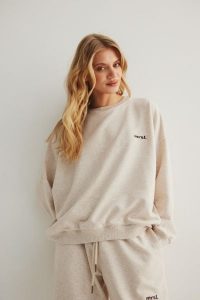 Bluza damska o kroju regular fit w kolorze LATTE MELANGE - MANLY-UNI. Brązowe bluzy Marsala, uniwersalny, bez wzorów, z bawełny, bez kaptura. Za 319,90 zł.