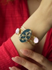 Pierres delicates Pozłacana bransoletka z agatem rozmiar: onesize. Niebieskie bransoletki Pierres delicates, z agatem, pozłacane. Za 65,99 zł.