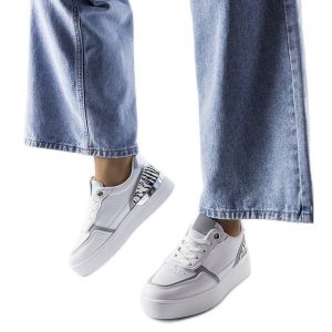 Białe sneakersy na platformie Tooele. Białe trampki bez wzorów, bez zapięcia. Za 88,66 zł.