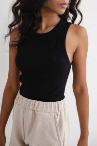 Top na ramiączkach prążkowanej dzianiny w kolorze TOTALLY BLACK - ISLA-XL. Czarne topy Marsala, s, bez wzorów, z bawełny, bez kołnierzyka, bez ramiączek. Za 119,90 zł.