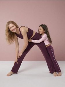 Sportowe legginsy flare Active - czerwony. Czerwone legginsy Sinsay, bez wzorów. Za 49,99 zł.