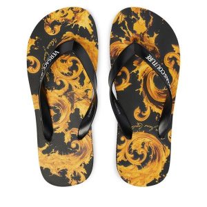 Japonki Versace Jeans Couture. Czarne klapki Versace Jeans Couture, bez wzorów, z jeansu, bez obcasa. Za 269,99 zł.