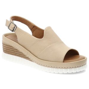 Sandały damskie Artiker, skórzane na koturnie lekkie i wygodne ze sprzączką, beżowe, 56C0919. Brązowe sandały ARTIKER, bez wzorów, ze skóry, z otwartym noskiem, bez obcasa, na koturnie, bez zapięcia. Za 189,00 zł.