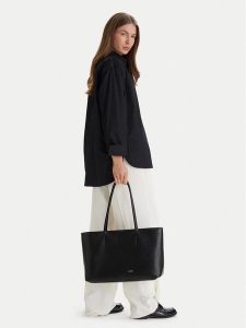 Calvin Klein Torebka Emblem Aop Perfor Lthr Tote LV04F3359G Czarny. Czarne shopper bag Calvin Klein, bez wzorów, ze skóry, bez dodatków. Za 664,99 zł.
