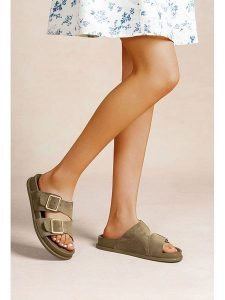 Foreverfolie Klapki w kolorze khaki rozmiar: 39. Brązowe klapki Foreverfolie, bez wzorów, z otwartym noskiem, bez obcasa. Za 105,38 zł.