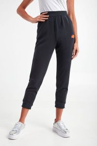 Spodnie dresowe ARMANI EXCHANGE. Spodnie dresowe Armani Exchange, m, bez wzorów, z dresówki. W wyprzedaży za 264,47 zł.