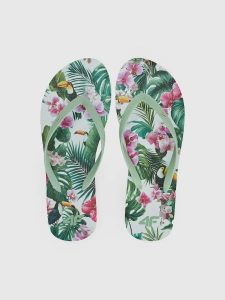Japonki damskie 4F 4FRSS26FFLIF245. Białe klapki 4f, bez wzorów, z gumy, bez obcasa. Za 34,99 zł.