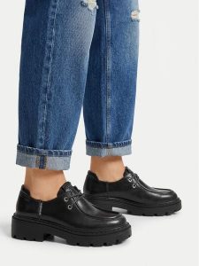 Guess Jeans Półbuty CEO-HY5389S-9 Czarny. Czarne półbuty Guess Jeans, z aplikacjami, z jeansu, bez obcasa, na płaskiej podeszwie, bez zapięcia. Za 249,99 zł.