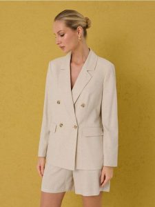 Wiskozowa marynarka dwurzędowa regular fit z domieszką lnu - kremowy. Białe marynarki i żakiety Sinsay, l, bez wzorów, z wiskozy. Za 79,99 zł.