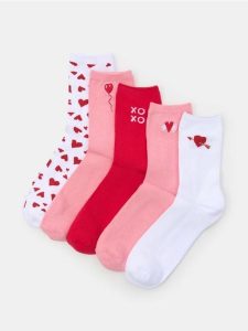 Prążkowane skarpetki z nadrukiem z motywem walentynkowym 5 pack - wielobarwny. Skarpetki Sinsay, bez wzorów, prążkowane. Za 19,99 zł.