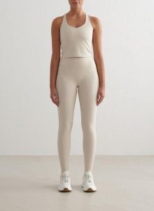 Damskie legginsy z wysokim stanem, squat proof modelujące Sculpting Fit beżowe. Brązowe legginsy AIM'N, bez wzorów, z lycry, z podwyższonym stanem. Za 254,40 zł.