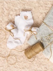 Prążkowane skarpetki z bawełną 3 pack - biały. Białe skarpetki Sinsay, bez wzorów, z bawełny. W wyprzedaży za 12,99 zł.