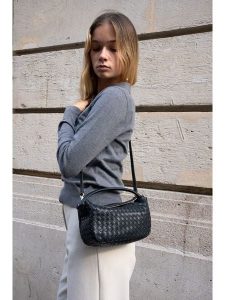 Victor & Hugo Paris Skórzana torebka "Arly" w kolorze czarnym - 23 x 13 x 8 cm rozmiar: onesize. Czarne torebki klasyczne Victor & Hugo Paris, bez wzorów, z materiału, przez ramię, bez dodatków. Za 413,35 zł.