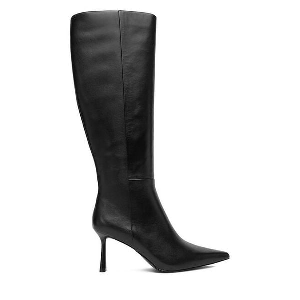 Kozaki Eva Minge. Czarne kozaki Eva Minge, bez wzorów, bez obcasa, na szpilce, bez zapięcia. Za 449,99 zł.