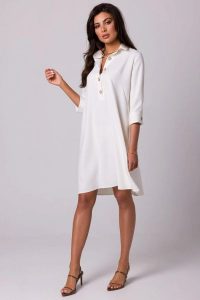 Luźna sukienka z kołnierzykiem guzikami i kieszeniami ecru. Sukienki Bewear, do pracy, l, bez wzorów, z materiału, biznesowe, bez kołnierzyka, bez ramiączek, trapezowe. Za 339,00 zł.