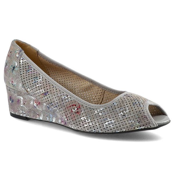 Szare Czółenka Gamis Damskie Buty Na Koturnie. Szare czółenka Gamis, w ażurowe wzory, z otwartym noskiem, bez obcasa, na koturnie, bez zapięcia. Za 169,00 zł.