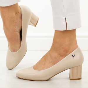 Cieliste czółenka damskie na obcasie Sergio Leone Pb404. Czółenka Sergio Leone, bez wzorów, ze skóry, z okrągłym noskiem, bez obcasa, na obcasie, bez zapięcia. W wyprzedaży za 148,72 zł.