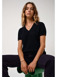 AUTHENTIC CASHMERE Kaszmirowa koszulka "Kali" w kolorze granatowym rozmiar: M. Niebieskie bluzki AUTHENTIC CASHMERE, m, bez wzorów, z kaszmiru, bez kołnierzyka, bez ramiączek. Za 234,94 zł.