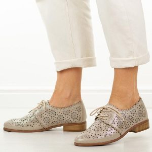 Złote ażurowe półbuty damskie Potocki 12778. Żółte półbuty POTOCKI, na lato, w ażurowe wzory, ze skóry, bez obcasa, na obcasie, bez zapięcia. Za 199,00 zł.