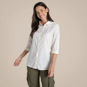 Damska koszula z długim rękawem Craghoppers NosiLife Freeda. Białe koszule Craghoppers, bez wzorów, bez kołnierzyka, bez ramiączek. W wyprzedaży za 361,10 zł.