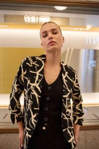 Marynarka z marszczonymi rękawami 3/4 czarna. Czarne marynarki i żakiety MOODO, m, bez wzorów, z elastanu. Za 189,99 zł.