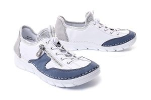 RIEKER SNEAKER 55064-80 white combination, pólbuty sportowe damskie. Białe półbuty Rieker, bez wzorów, z gumy, bez obcasa, bez zapięcia. Za 349,90 zł.