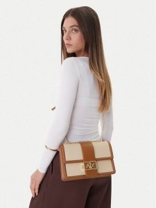 Armani Exchange Torebka XW000070 AF22570 M6261 Écru. Białe listonoszki Armani Exchange, bez wzorów, z materiału, bez dodatków. Za 567,99 zł.