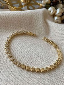 Luseera Pozłacana bransoletka z cyrkoniami rozmiar: onesize. Żółte bransoletki Luseera, z cyrkonią, pozłacane. Za 43,99 zł.