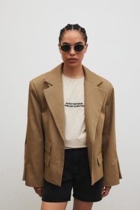 Marynarka o prostym kroju w kolorze LIGHT KHAKI - RICHMOND. Brązowe marynarki i żakiety Marsala, bez wzorów, z bawełny, eleganckie. Za 599,90 zł.